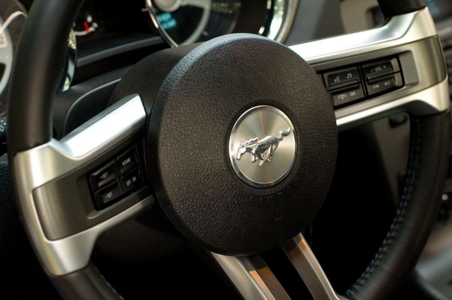  Ford Mustang GT Convertible 2011 года  (фото 24 из 47)
